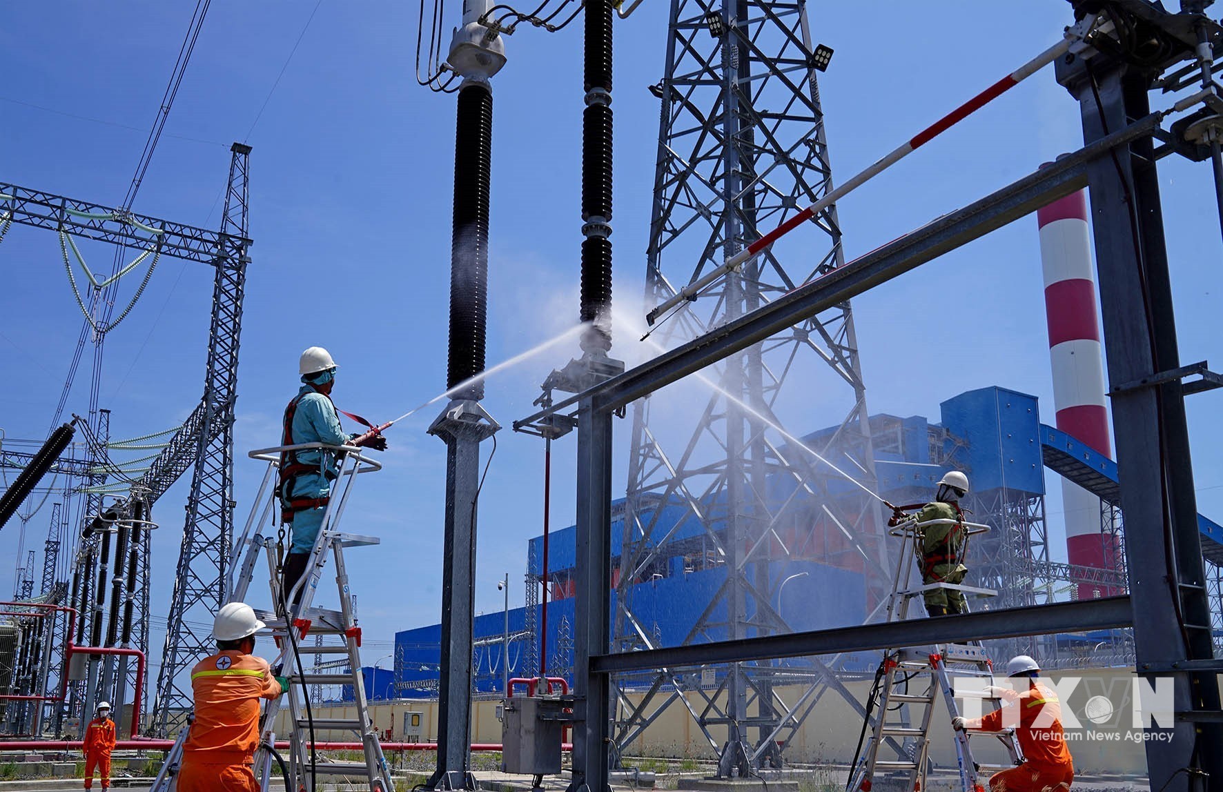 Truyền tải điện Khánh Hòa sử dụng công nghệ Hotline vệ sinh máy cắt trạm biến áp 500kV Vân Phong. (Ảnh: Huy Hùng/TTXVN)